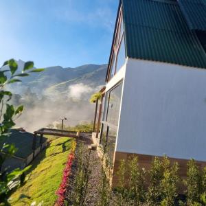 a house with a view of the mountains at Chalés La Vista - Visconde de Mauá in Visconde De Maua