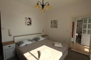 Apartments Cervelin في لوبود: غرفة نوم بسرير ومروحة سقف