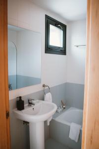 ein Badezimmer mit Waschbecken und Badewanne in der Unterkunft Casadiella, apartamento con terraza y piscina, playa 3 km VUT-5630-AS in Llanes