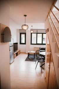 eine Küche und ein Wohnzimmer mit Tisch und ein Esszimmer in der Unterkunft Casadiella, apartamento con terraza y piscina, playa 3 km VUT-5630-AS in Llanes