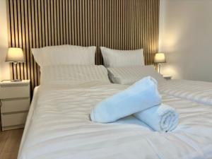 a bedroom with two beds with towels on them at Zentrale Wohnung 3 - Kostenloser Parkplatz - HDZ - Bali Therme - GOP in Bad Oeynhausen