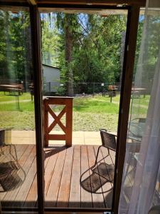 eine abgeschirmte Veranda mit Blick auf einen Hof in der Unterkunft Apartament 10 z ogrodem in Szklarska Poręba