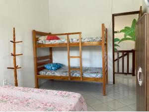 Zimmer mit 2 Etagenbetten und einem Spiegel in der Unterkunft Villa Nevada Hostel in Bananeiras