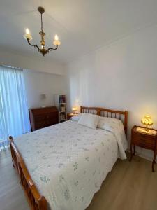 una camera con un grande letto e un lampadario a braccio di Juan-Les-Pins centre a Antibes