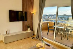 Μια τηλεόραση ή/και κέντρο ψυχαγωγίας στο Apartamentos HOLIDAYS BENALBEACH
