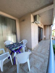 a table and chairs on the balcony of a building at Apartmani Dora Leskovac in Leskovac