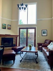 芝加哥4 Bedroom Home in Best Location Parking Fireplace Back Yard Pets Welcome的带沙发和咖啡桌的客厅