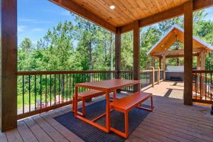 Balkón nebo terasa v ubytování Lux Hochatown Cabin! 5 minutes to town-Hot Tub-Fire Pit-Game Room-Mtn Views