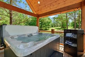Fotografie z fotogalerie ubytování Lux Hochatown Cabin! 5 minutes to town-Hot Tub-Fire Pit-Game Room-Mtn Views v destinaci Broken Bow