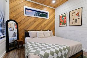 Postel nebo postele na pokoji v ubytování Lux Hochatown Cabin! 5 minutes to town-Hot Tub-Fire Pit-Game Room-Mtn Views