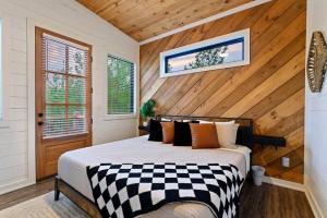 Postel nebo postele na pokoji v ubytování Lux Hochatown Cabin! 5 minutes to town-Hot Tub-Fire Pit-Game Room-Mtn Views