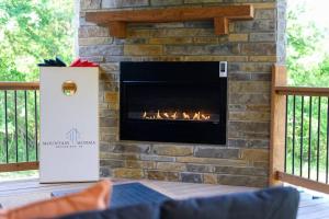 Fotografie z fotogalerie ubytování Lux Hochatown Cabin! 5 minutes to town-Hot Tub-Fire Pit-Game Room-Mtn Views v destinaci Broken Bow