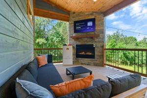 Posezení v ubytování Lux Hochatown Cabin! 5 minutes to town-Hot Tub-Fire Pit-Game Room-Mtn Views