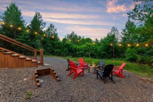 Zahrada ubytování Lux Hochatown Cabin! 5 minutes to town-Hot Tub-Fire Pit-Game Room-Mtn Views