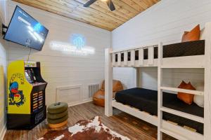 TV a/nebo společenská místnost v ubytování Lux Hochatown Cabin! 5 minutes to town-Hot Tub-Fire Pit-Game Room-Mtn Views