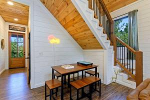 Fotografie z fotogalerie ubytování Lux Hochatown Cabin! 5 minutes to town-Hot Tub-Fire Pit-Game Room-Mtn Views v destinaci Broken Bow