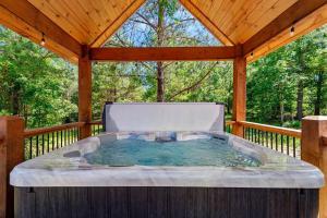 Fotografie z fotogalerie ubytování Lux Hochatown Cabin! 5 minutes to town-Hot Tub-Fire Pit-Game Room-Mtn Views v destinaci Broken Bow