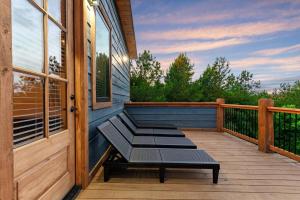Balkón nebo terasa v ubytování Lux Hochatown Cabin! 5 minutes to town-Hot Tub-Fire Pit-Game Room-Mtn Views