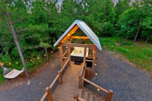 Zahrada ubytování Lux Hochatown Cabin! 5 minutes to town-Hot Tub-Fire Pit-Game Room-Mtn Views