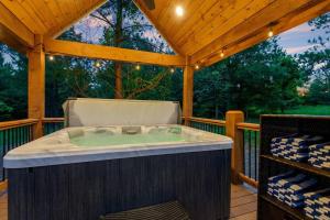 Fotografie z fotogalerie ubytování Lux Hochatown Cabin! 5 minutes to town-Hot Tub-Fire Pit-Game Room-Mtn Views v destinaci Broken Bow