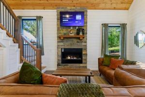 Posezení v ubytování Lux Hochatown Cabin! 5 minutes to town-Hot Tub-Fire Pit-Game Room-Mtn Views
