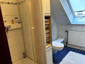 a small bathroom with a toilet and a window at AUSZEIT für DICH in Himmelkron