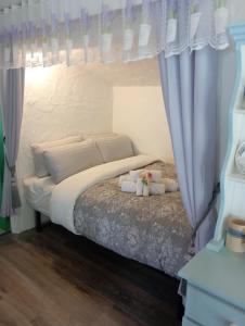 ein Schlafzimmer mit einem Bett mit zwei ausgestopften Tieren darauf in der Unterkunft Tiernan's Luxury Cottages in Newtown-Dillon
