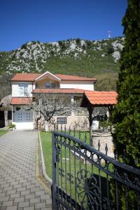 ein Haus mit einem Zaun davor in der Unterkunft Villa Šurmanci in Šurmanci