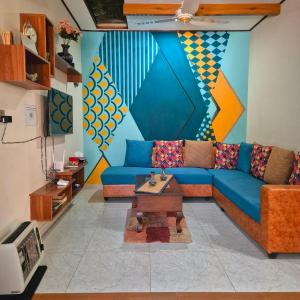un soggiorno con divano blu e tavolo di Roof Top Resort a Murree