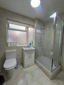 La salle de bains est pourvue d'une douche, de toilettes et d'un lavabo. dans l'établissement Maida Vale Urban Living, à Londres
