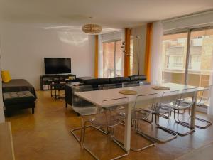 - un salon avec une table et des chaises blanches dans l'établissement Toulouse Saint Georges SG3, T3, 2ch terrasse Pk, à Toulouse