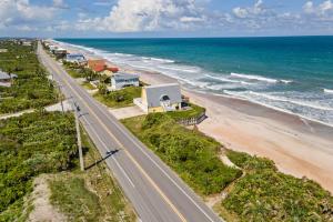una vista aérea de una carretera junto a la playa en Golden Hour, en St. Augustine