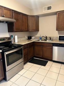 Dapur atau dapur kecil di Serene 2bed 1bath condo with parking +7 gambar