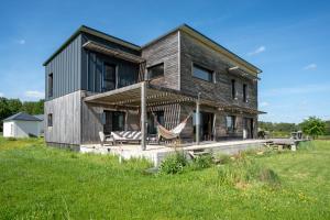 FresnesにあるGreenWoods Ecolodge - Zoo de Beauval et Châteaux de la Loireのハンモックが2つ前にある家