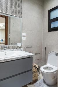 Koupelna v ubytování Settle Inn Sodic Villette Apartment