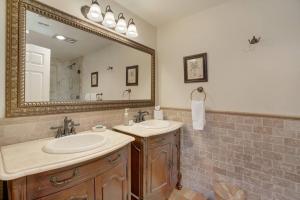 Koupelna v ubytování La Quinta Tennis Villa steps to the resort! + 18 fotografií