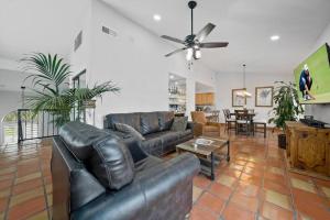 Posezení v ubytování La Quinta Tennis Villa steps to the resort!