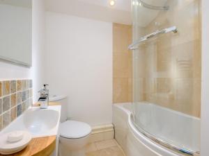 Ένα μπάνιο στο 2 Bed in Hoarwithy 93045 +37 φωτογραφίες