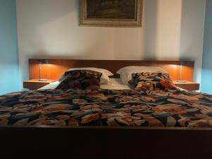 um quarto com uma cama grande e 2 candeeiros em Les loges du théâtre Monsigny em Boulogne-sur-Mer