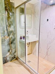 Koupelna v ubytování Jacuzzi Experience by perfect-living Ιωάννινα
