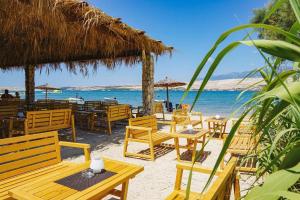 un gruppo di tavoli e sedie sulla spiaggia di Olive Mobile Home, Terra Park SpiritoS a Kolan