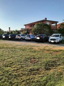 una fila de autos estacionados en un estacionamiento en VILLA ANCORA MEDULIN, en Medulin
