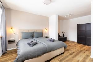1 dormitorio con 1 cama con 2 toallas en Jägerlodge Apartments, en Ladis