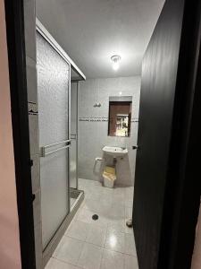 uma casa de banho com um chuveiro, um WC e um lavatório. em Finca Bendita Caña em Villeta