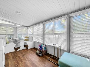 a room with windows with white blinds at Island Hideaway steps to beach dock Bridge St in Bradenton Beach