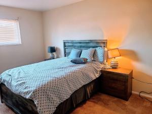 1 dormitorio con 1 cama y mesita de noche con 2 lámparas en Charming 2br 2b In Elkins Park, Parking, Pool, en Willow Grove
