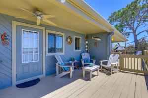 Balkon oz. terasa v nastanitvi Waterfront Cedar Key Duplex Home Grill and Dock!