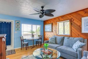 ein Wohnzimmer mit einem Sofa und einem Tisch in der Unterkunft Waterfront Cedar Key Duplex Home with Private Dock! in Cedar Key