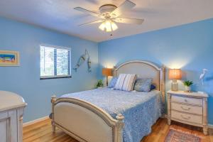 Postelja oz. postelje v sobi nastanitve Waterfront Cedar Key Duplex Home Grill and Dock!