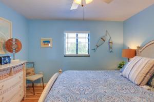 Postelja oz. postelje v sobi nastanitve Waterfront Cedar Key Duplex Home Grill and Dock!